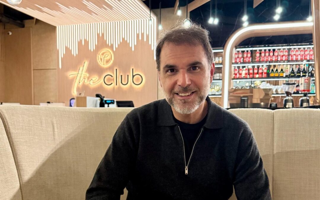 AZ APA A VILÁGELSŐ MÖGÖTT